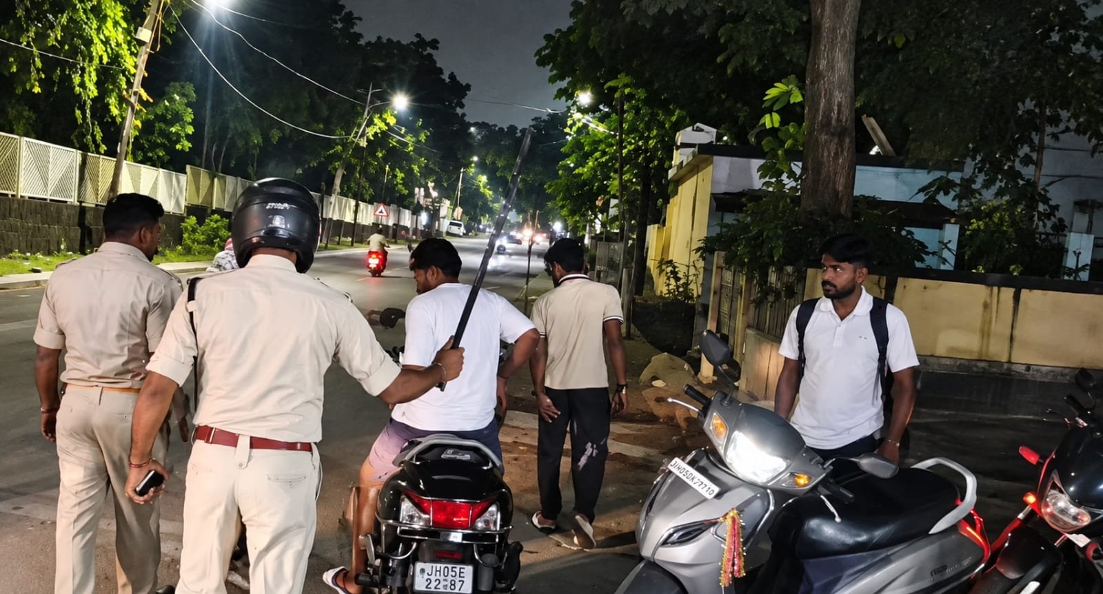 जमशेदपुर में रात के समय रात्रि गश्त करती पुलिस टीम