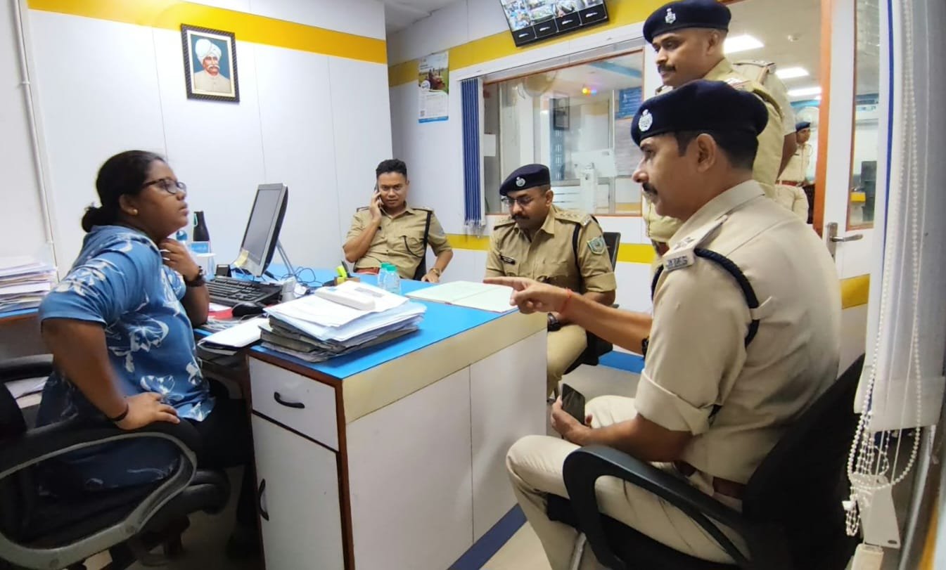 जमशेदपुर के गोलमुरी में बैंक लूट के बाद सरायकेला एसपी मनोज स्वर्गीयारी ने आदित्यपुर व आरआईटी क्षेत्र के बैंकों का औचक निरीक्षण
