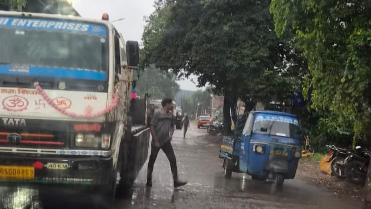 आदित्यपुर सड़क जाम अवैध पार्किंग
