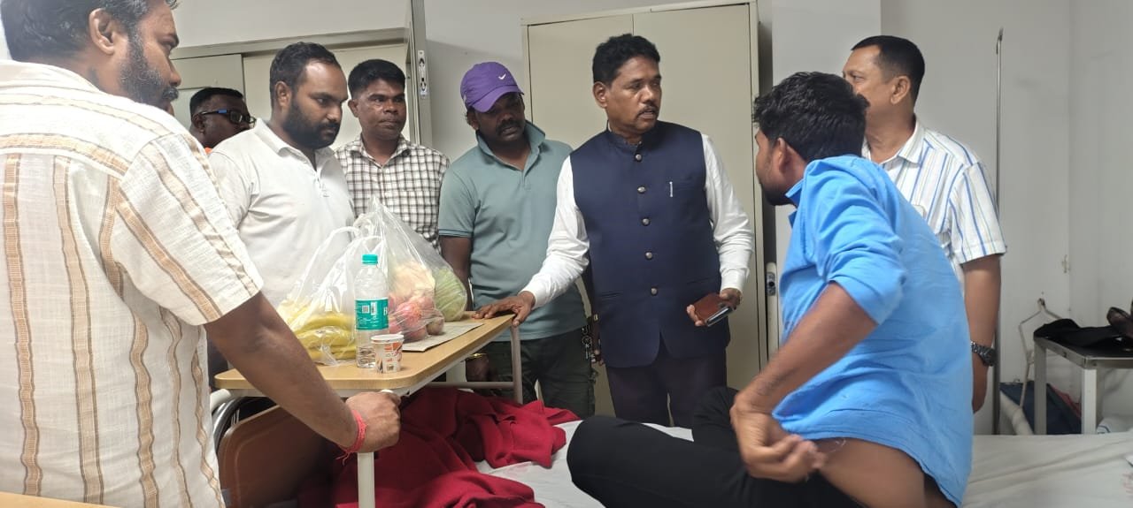 नोवामुंडी अस्पताल में घायलों का हालचाल लेते पूर्व मंत्री बड़कुंवर गागराई।