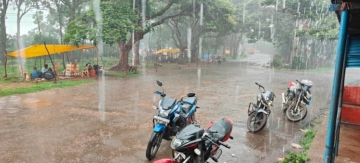 बारिश और घने कोहरे के बीच किरीबुरू-मेघाहातुबुरु की सड़क