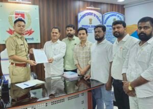 आदित्यपुर-गम्हरिया में दुर्गा पूजा की तैयारियों के बीच पुरेंद्र नारायण सिंह ने SP मनोज स्वर्गियारी को 11 सूत्री मांगपत्र सौंपा
