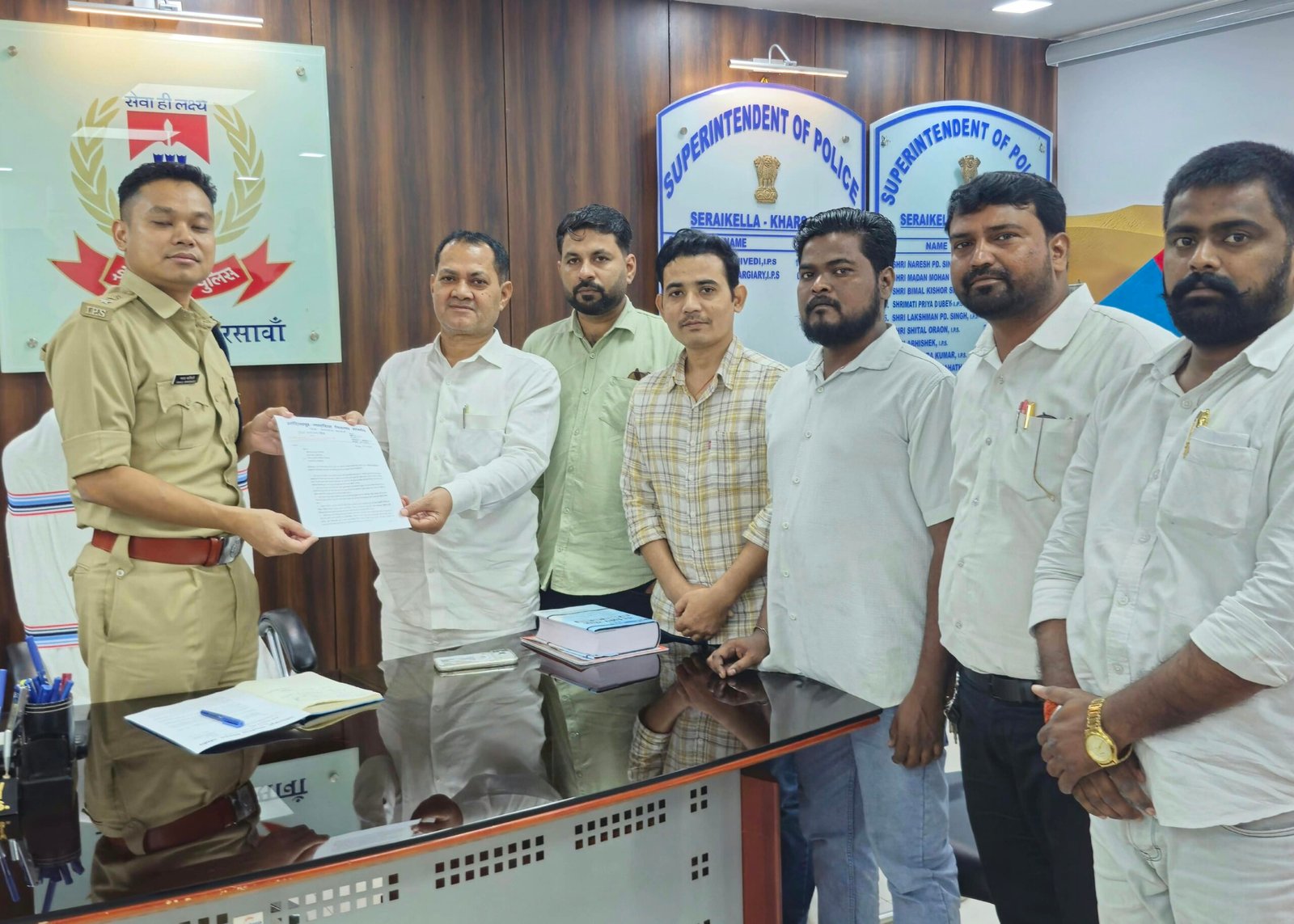 आदित्यपुर-गम्हरिया में दुर्गा पूजा की तैयारियों के बीच पुरेंद्र नारायण सिंह ने SP मनोज स्वर्गियारी को 11 सूत्री मांगपत्र सौंपा