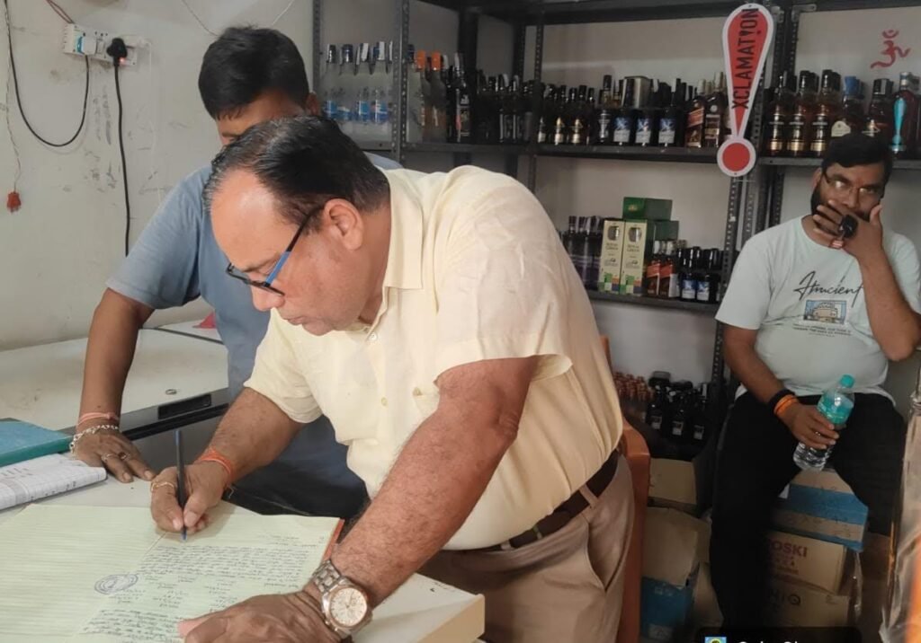 पश्चिमी सिंहभूम में अवैध महुआ शराब के खिलाफ उत्पाद विभाग की छापेमारी