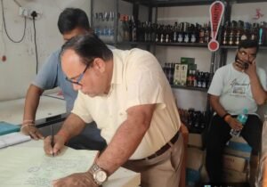 पश्चिमी सिंहभूम में अवैध महुआ शराब के खिलाफ उत्पाद विभाग की छापेमारी