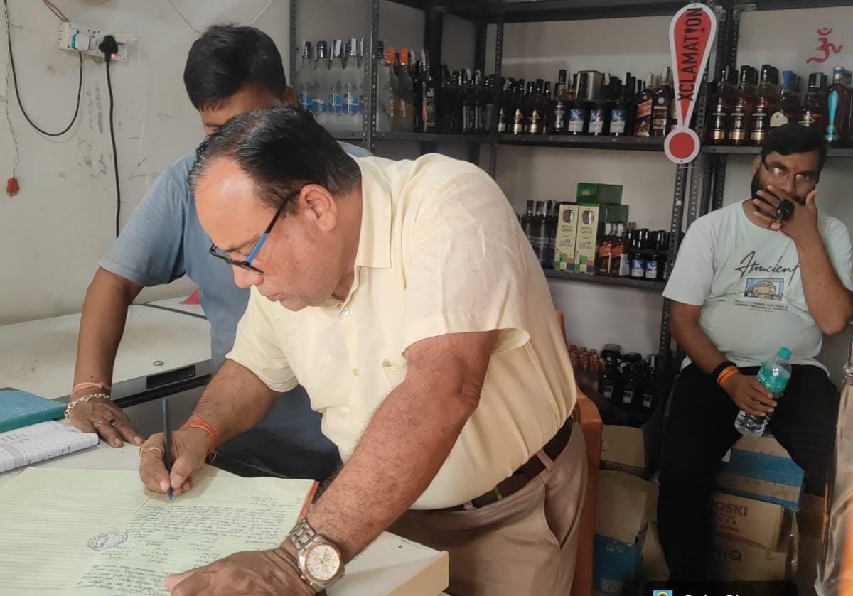 पश्चिमी सिंहभूम में अवैध महुआ शराब के खिलाफ उत्पाद विभाग की छापेमारी