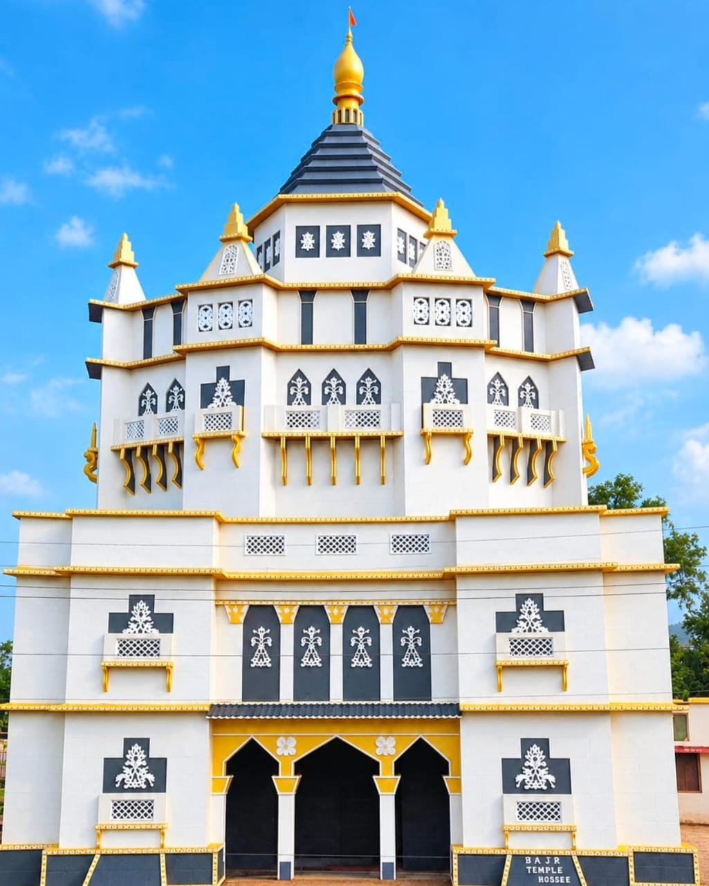 डांगोआपोसी में श्री श्री सार्वजनिक दुर्गा पूजा समिति द्वारा बनाया जा रहा भव्य दुर्गा पूजा पंडाल
