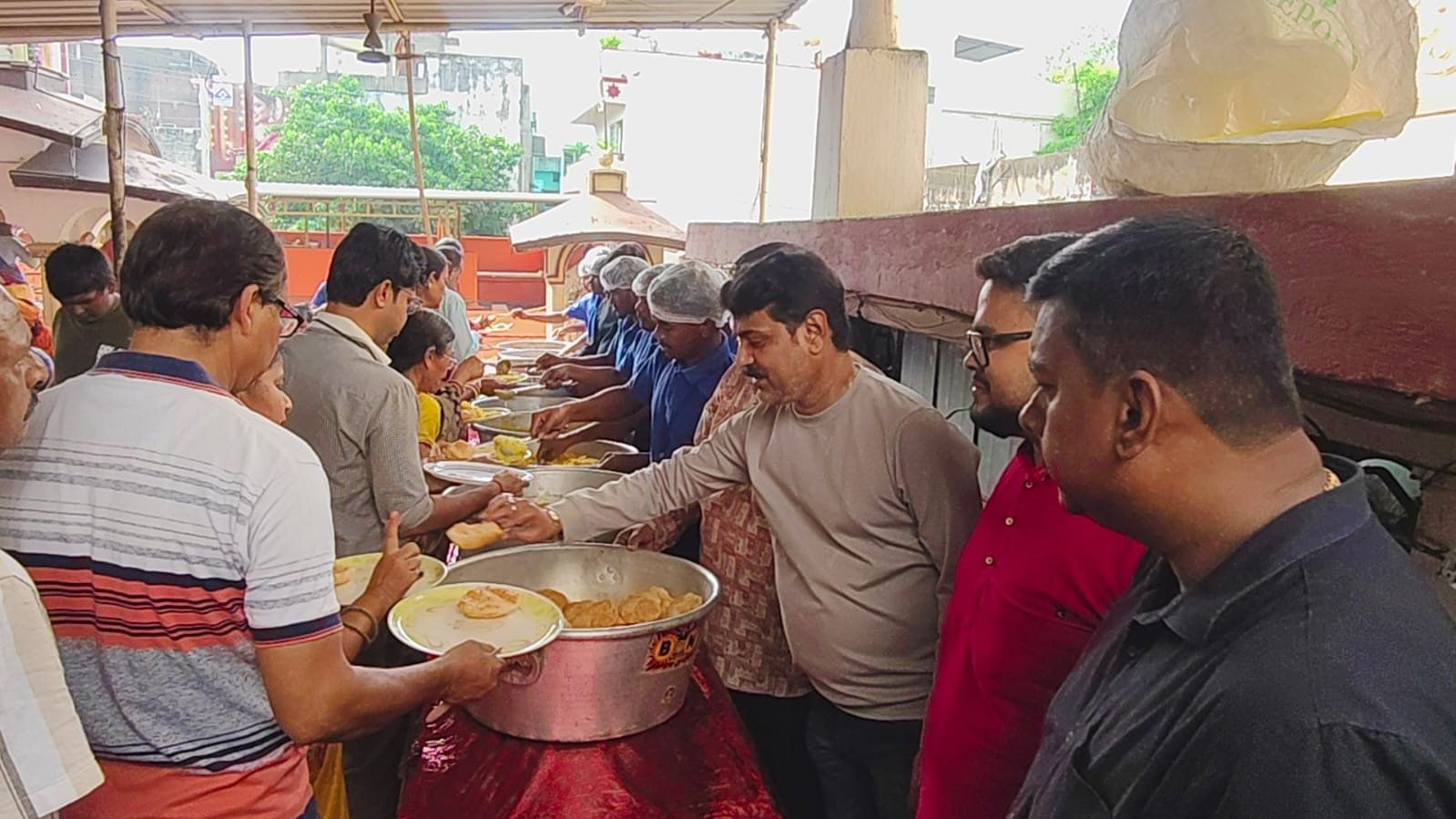 चाईबासा के सदर बाजार स्थित मां काली मंदिर में महालया अमावस्या पर आयोजित खिचड़ी भोग कार्यक्रम