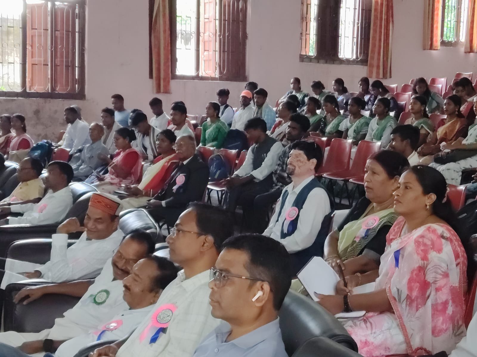 चाईबासा में आयोजित दुड़ु-जुमुर कवि सम्मेलन में कविता प्रस्तुत करते कवि