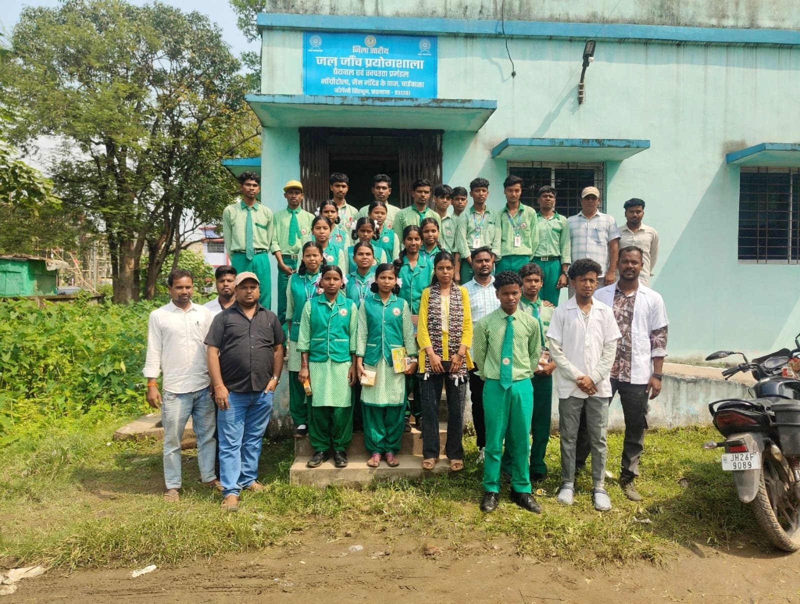 चाईबासा की जिला स्तरीय जल जांच प्रयोगशाला में पानी की गुणवत्ता जांचने का प्रशिक्षण लेते मांगीलाल रूंगटा विद्यालय के विद्यार्थी