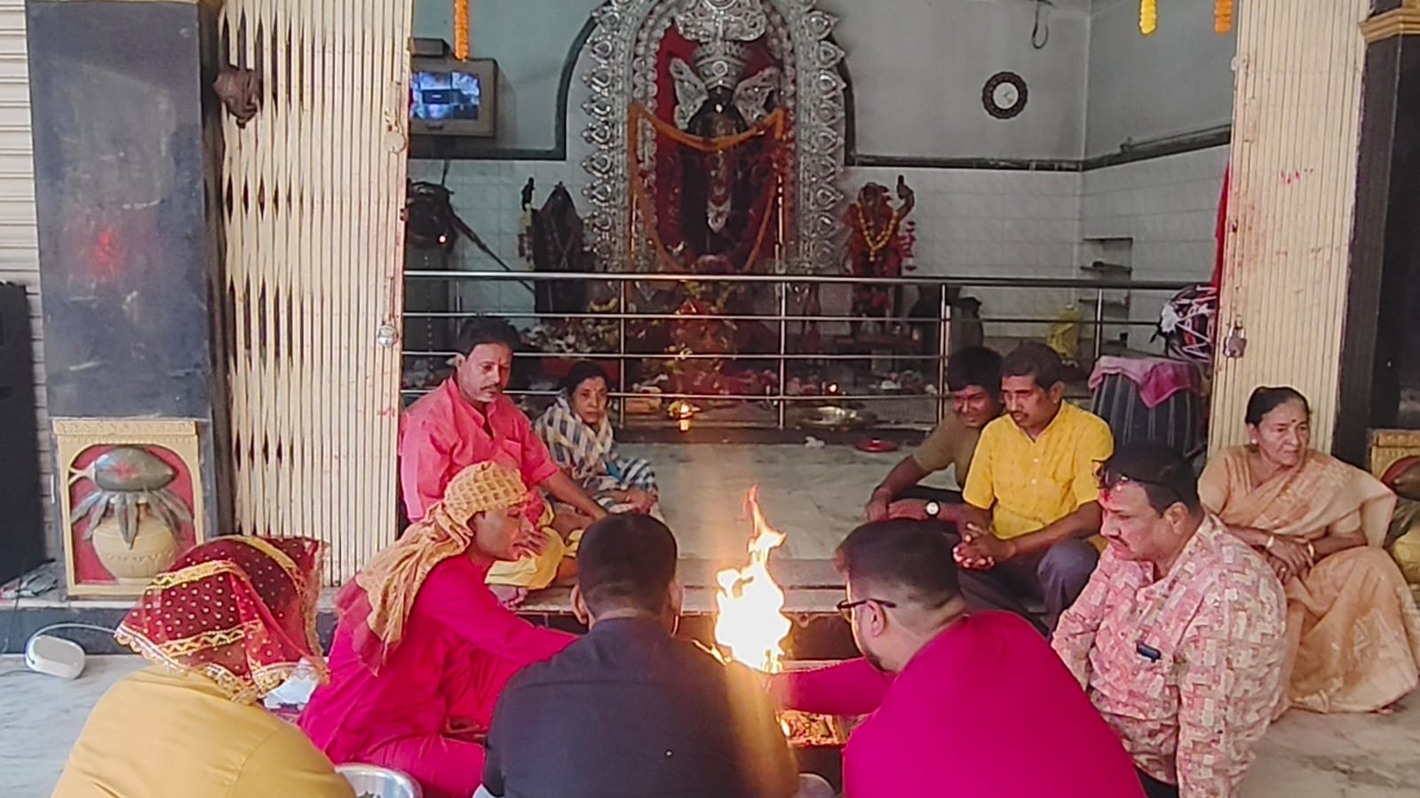 चाईबासा के सदर बाजार स्थित मां काली मंदिर में महालया अमावस्या पर आयोजित खिचड़ी भोग कार्यक्रम