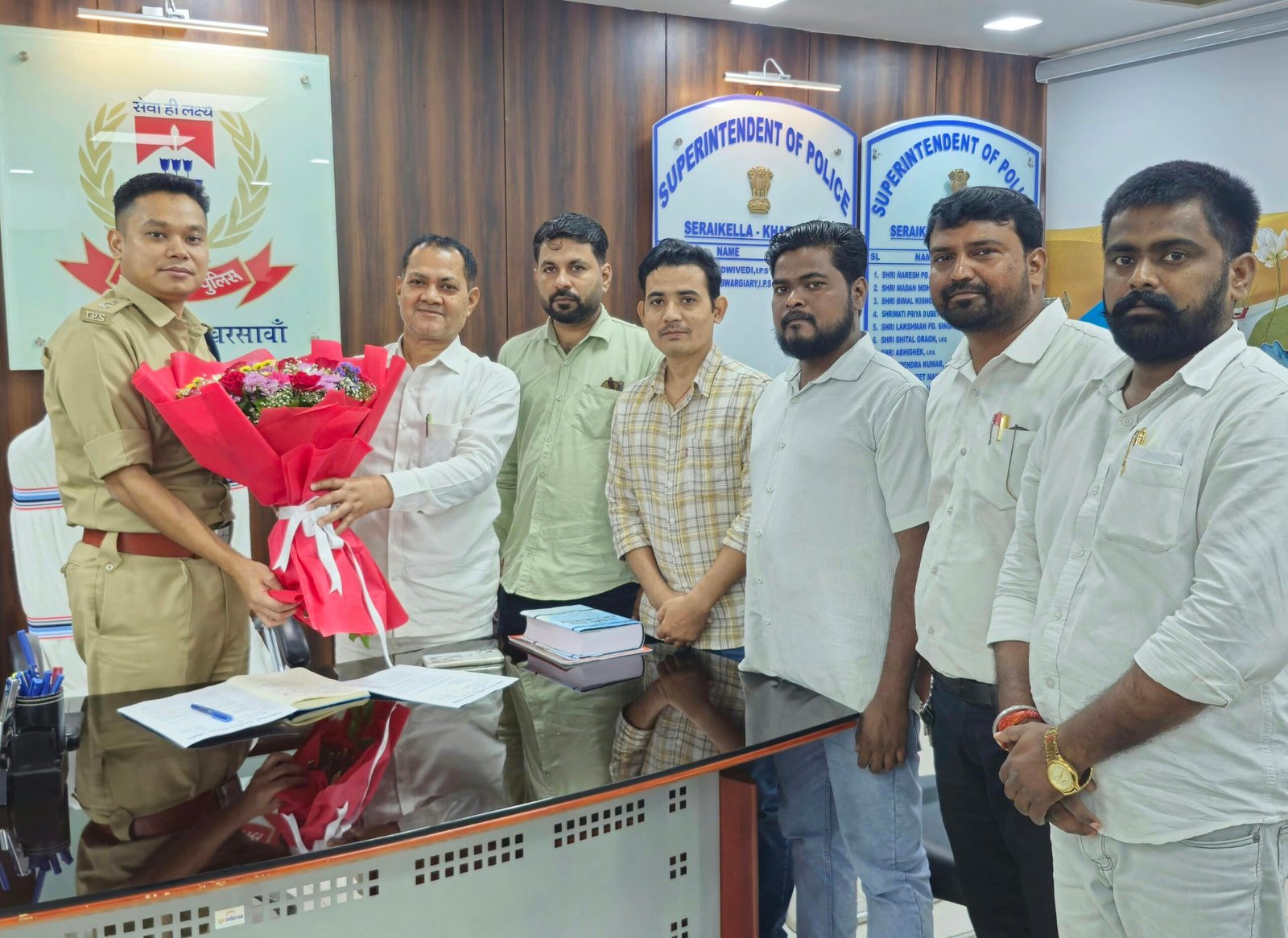 आदित्यपुर-गम्हरिया में दुर्गा पूजा की तैयारियों के बीच पुरेंद्र नारायण सिंह ने SP मनोज स्वर्गियारी को 11 सूत्री मांगपत्र सौंपा
