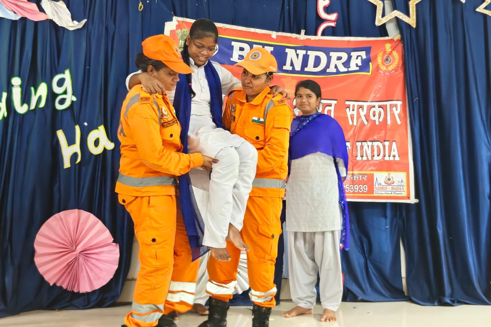 महिला कॉलेज चाईबासा में NDRF टीम द्वारा आपदा प्रबंधन एवं बचाव कार्य का प्रदर्शन