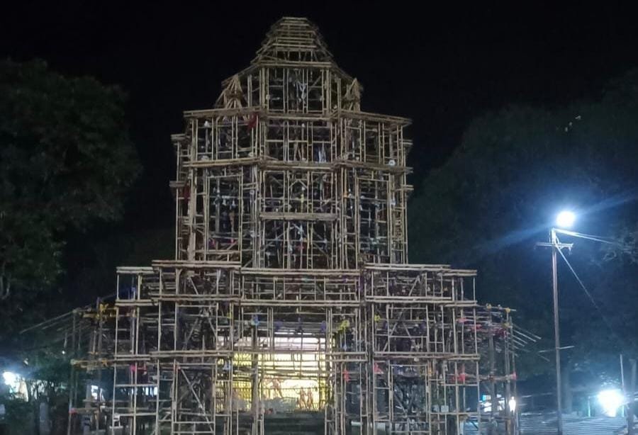 डांगोआपोसी में श्री श्री सार्वजनिक दुर्गा पूजा समिति द्वारा बनाया जा रहा भव्य दुर्गा पूजा पंडाल