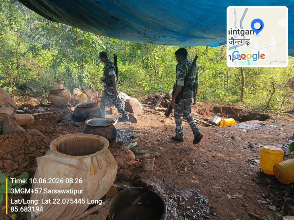 पश्चिमी सिंहभूम में उत्पाद विभाग की छापेमारी में जब्त अवैध चुलाई शराब और जावा-महुआ