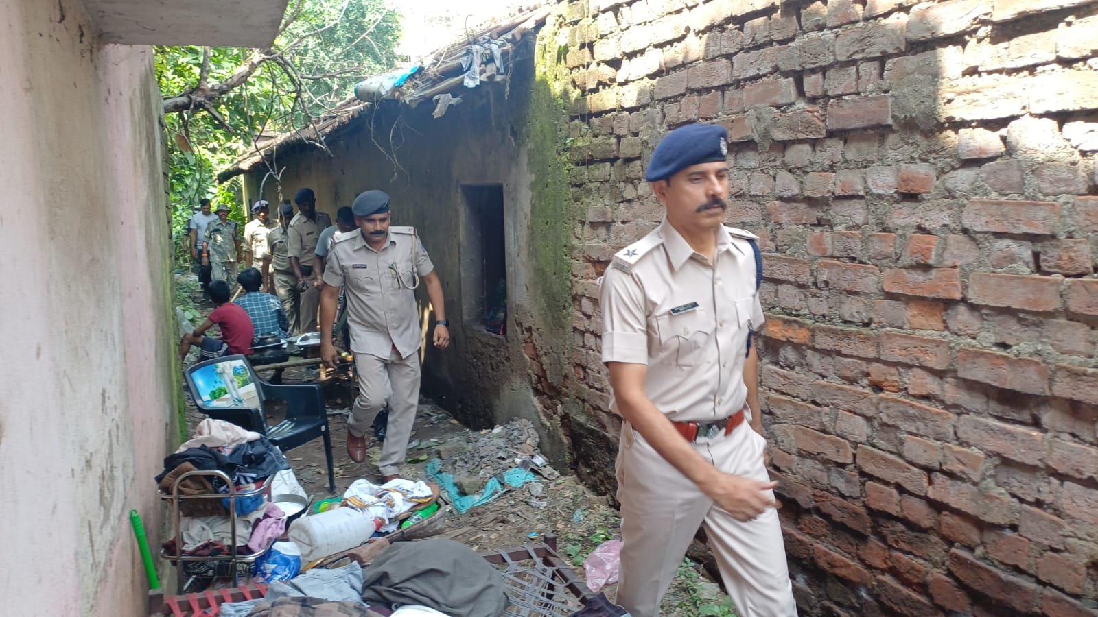 कुख्यात कदीम खान के ठिकानों पर दबिश