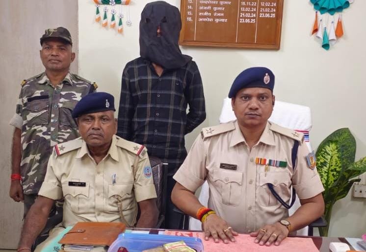 चक्रधरपुर हनुमान मंदिर चोरी मामले में गिरफ्तार आरोपी