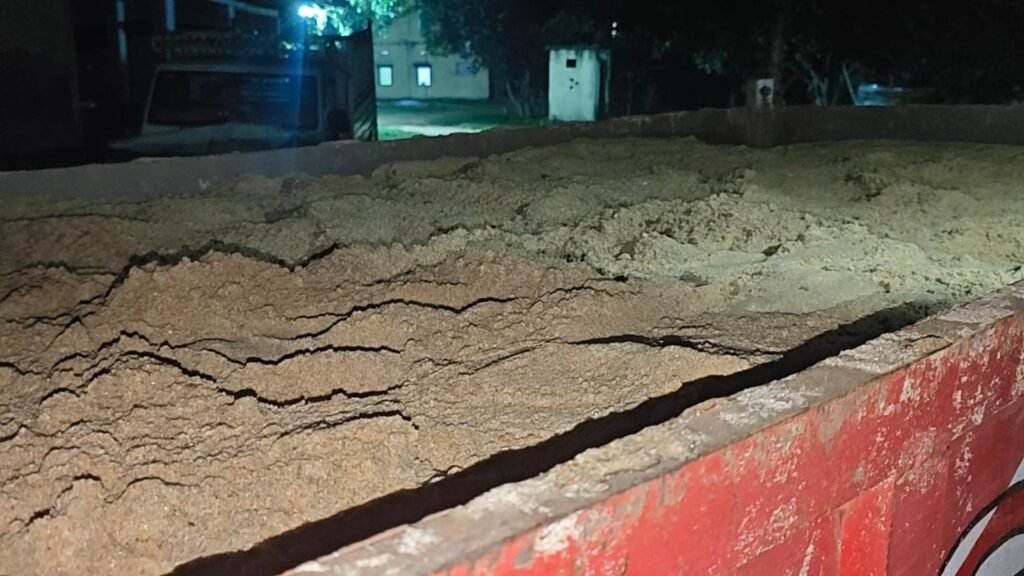 * मनोहरपुर में अवैध बालू परिवहन के आरोप से जुड़ा ट्रैक्टर
