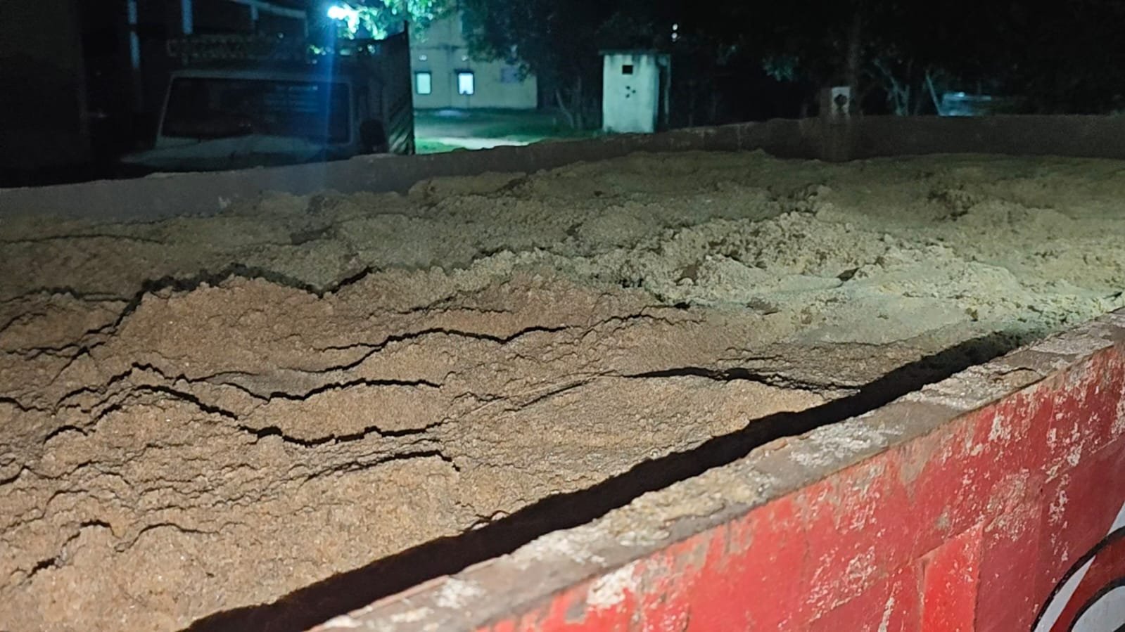 * मनोहरपुर में अवैध बालू परिवहन के आरोप से जुड़ा ट्रैक्टर