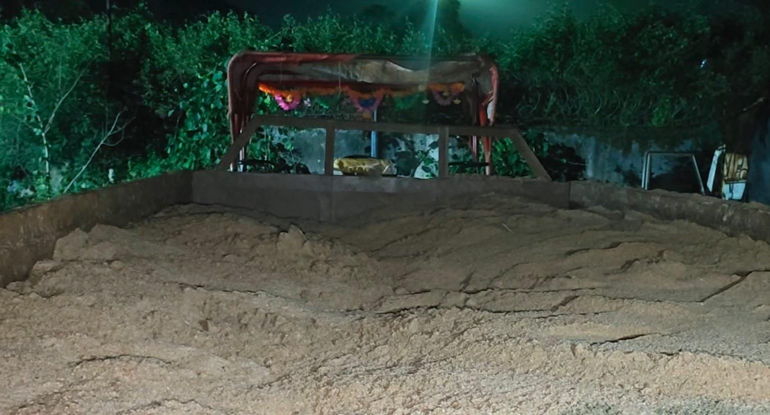 * मनोहरपुर में अवैध बालू परिवहन के आरोप से जुड़ा ट्रैक्टर
