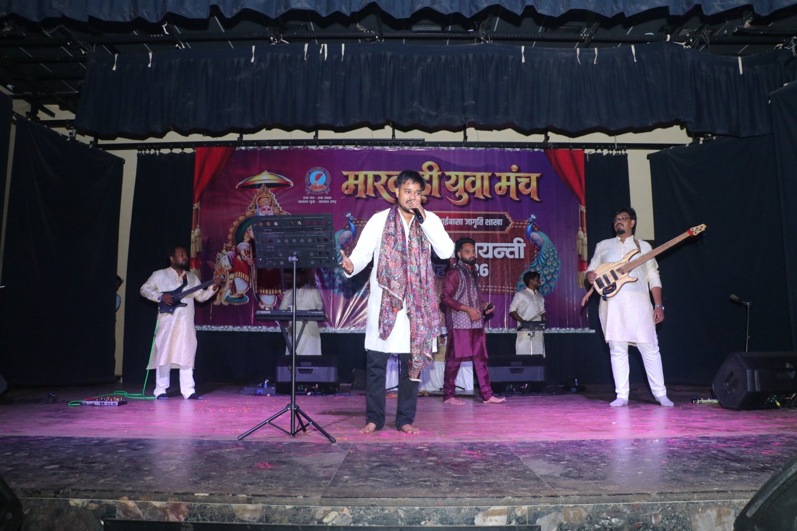चाईबासा के पिल्लई हॉल में महाराजा अग्रसेन जी की 5150वीं जयंती समारोह में शामिल अतिथि एवं समाज के सदस्य।
