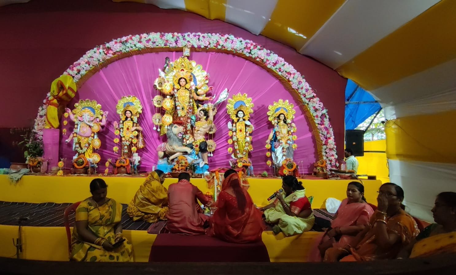 आदित्यपुर के आशियाना आदित्य सोसायटी में दुर्गा पूजा और माता की चौकी का आयोजन