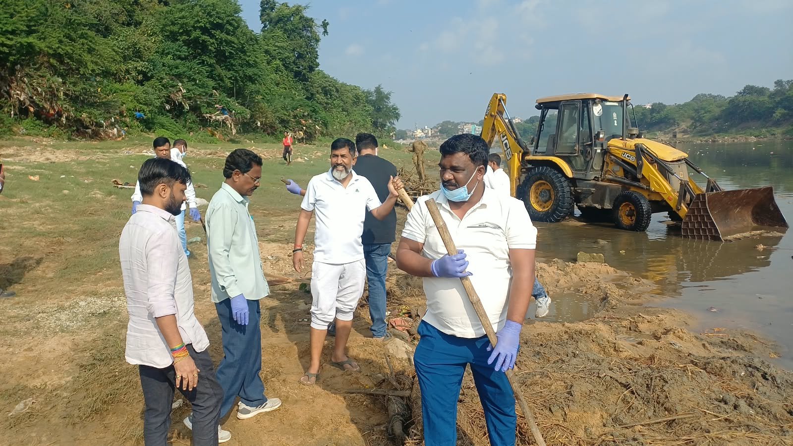 आदित्यपुर के जयप्रकाश उद्यान स्थित खरकई नदी घाट पर छठ पूजा से पहले सफाई अभियान