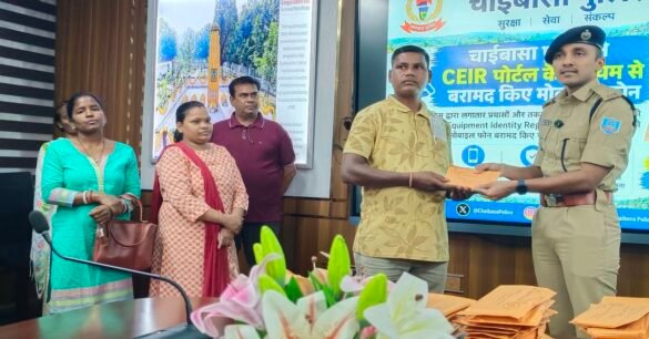 चाईबासा में बरामद मोबाइल फोन उनके वास्तविक मालिकों को सौंपते पुलिस अधिकारी