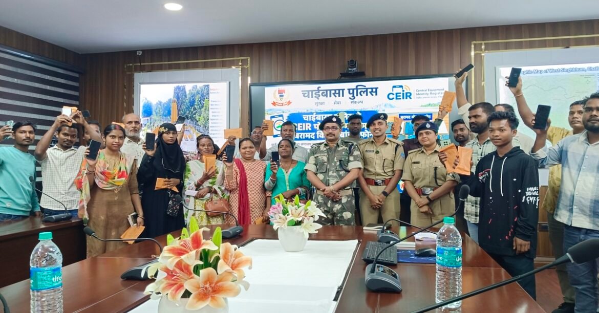 चाईबासा में बरामद मोबाइल फोन उनके वास्तविक मालिकों को सौंपते पुलिस अधिकारी