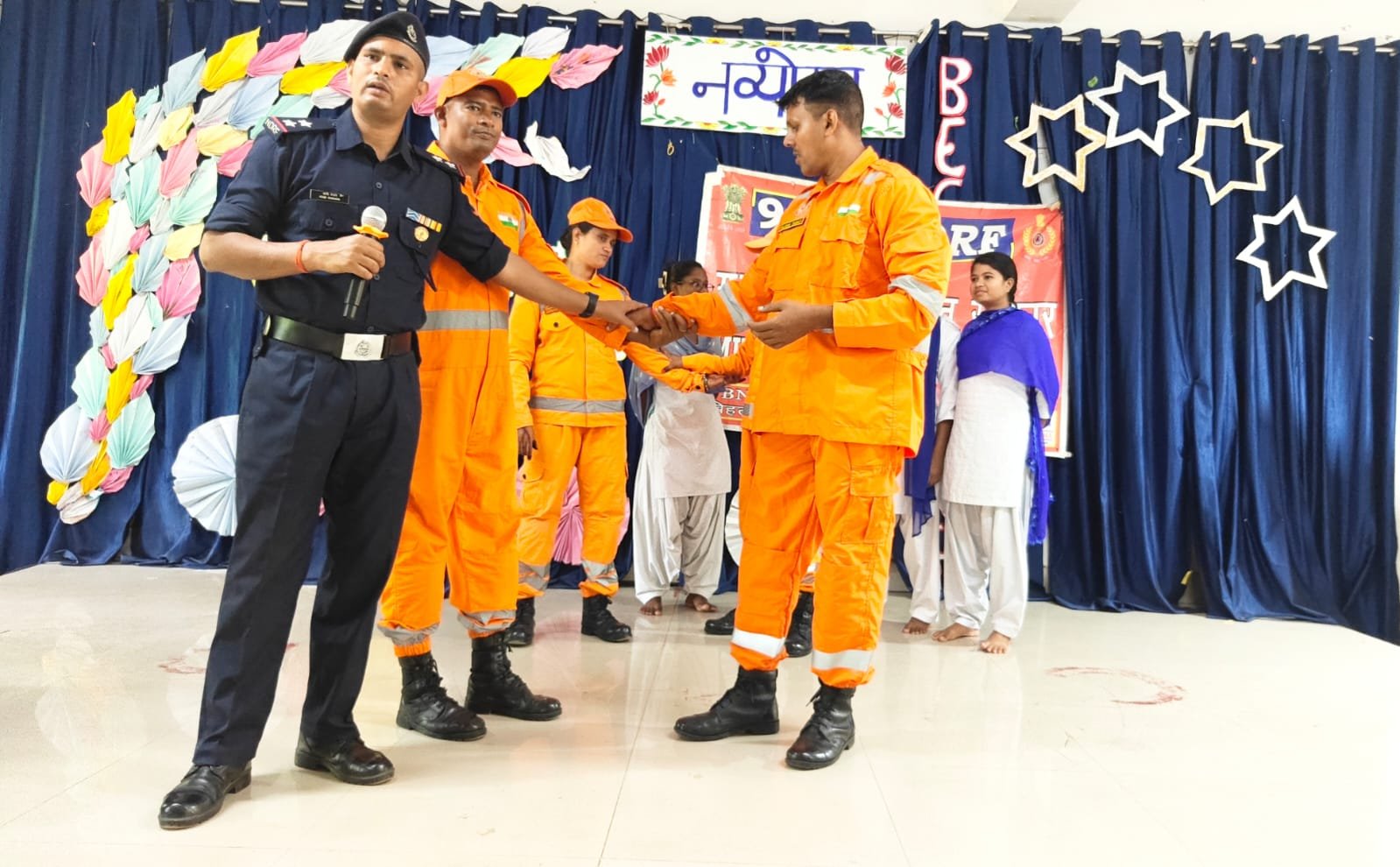 महिला कॉलेज चाईबासा में NDRF टीम द्वारा आपदा प्रबंधन एवं बचाव कार्य का प्रदर्शन