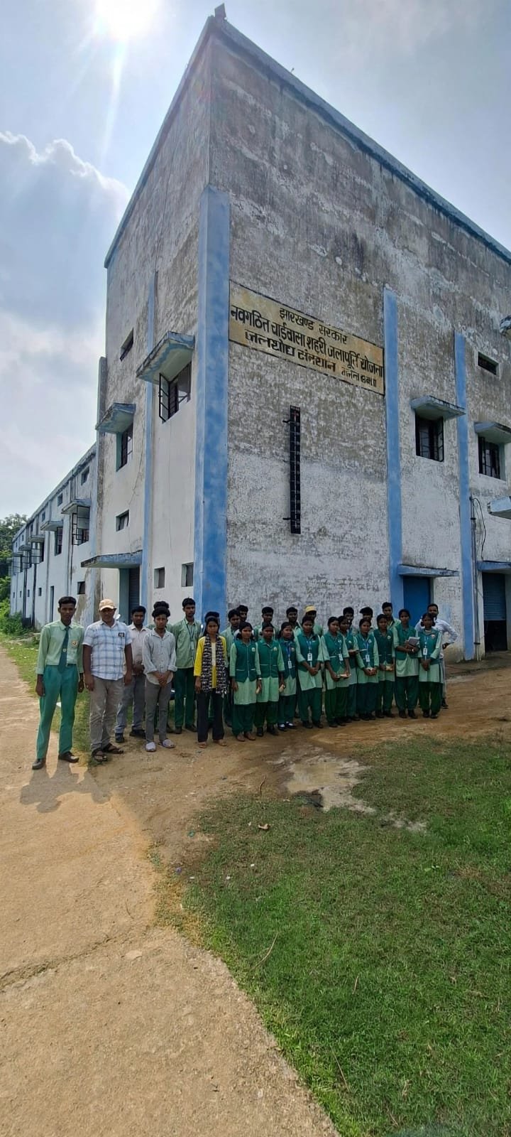  चाईबासा की जिला स्तरीय जल जांच प्रयोगशाला में पानी की गुणवत्ता जांचने का प्रशिक्षण लेते मांगीलाल रूंगटा विद्यालय के विद्यार्थी