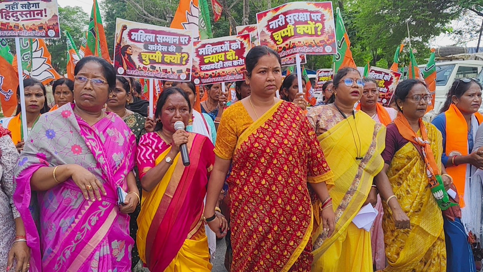  जेएनयू प्रकरण को लेकर चाईबासा में भाजपा महिला मोर्चा ने कांग्रेस कार्यालय के बाहर प्रदर्शन