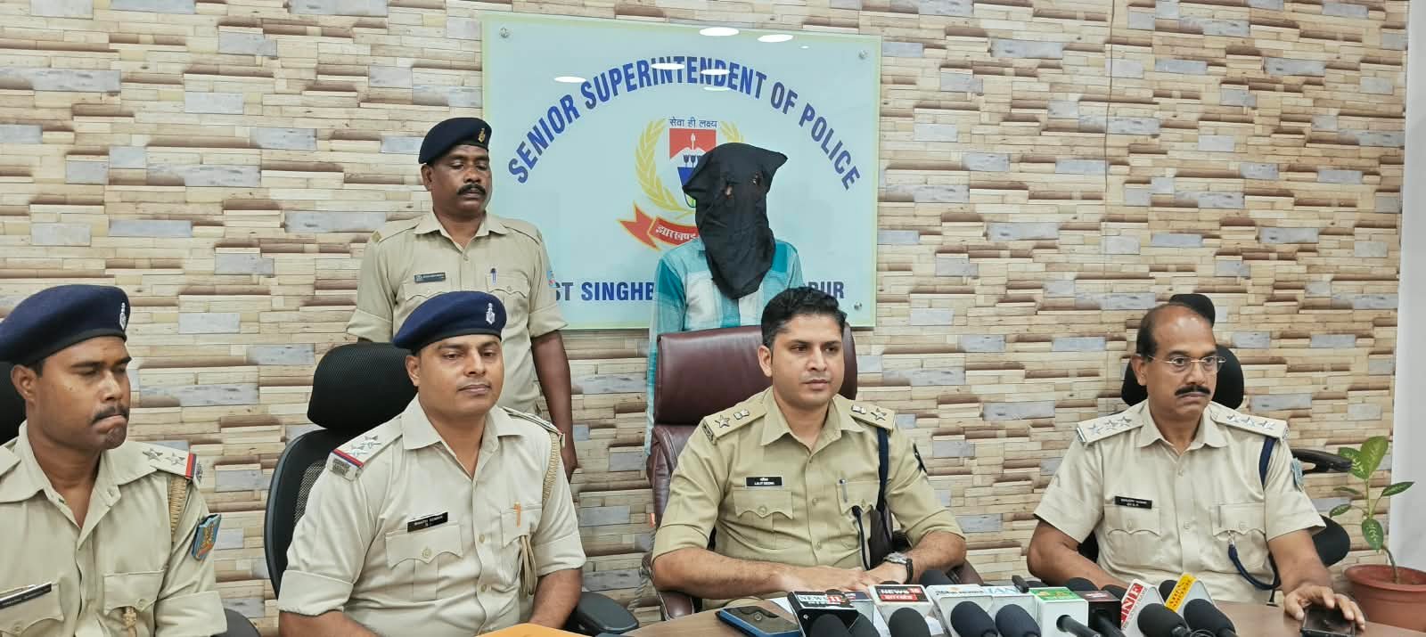 बिसानगर में पुलिस की छापेमारी, देसी पिस्टल और दो कारतूस बरामद