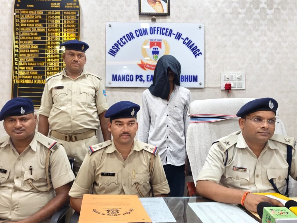 मानगो में ब्राउन शुगर की 71 पुड़िया के साथ गिरफ्तार आरोपी और बरामद नशीला पदार्थ