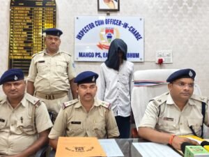 मानगो में ब्राउन शुगर की 71 पुड़िया के साथ गिरफ्तार आरोपी और बरामद नशीला पदार्थ