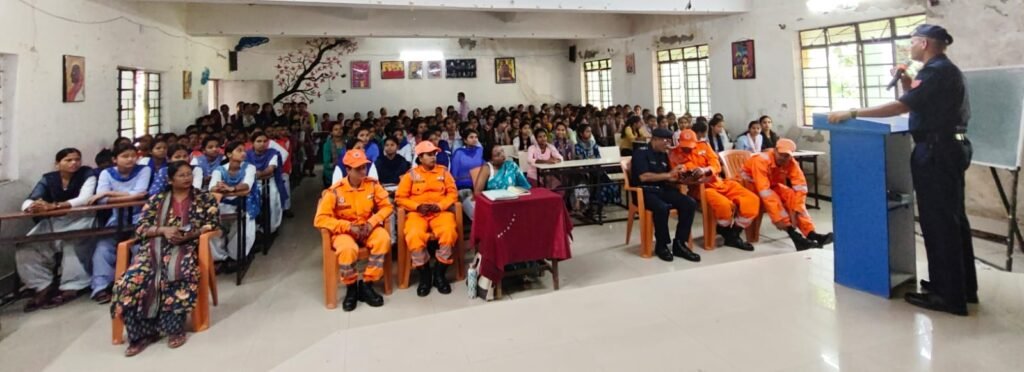 महिला कॉलेज चाईबासा में NDRF टीम द्वारा आपदा प्रबंधन एवं बचाव कार्य का प्रदर्शन