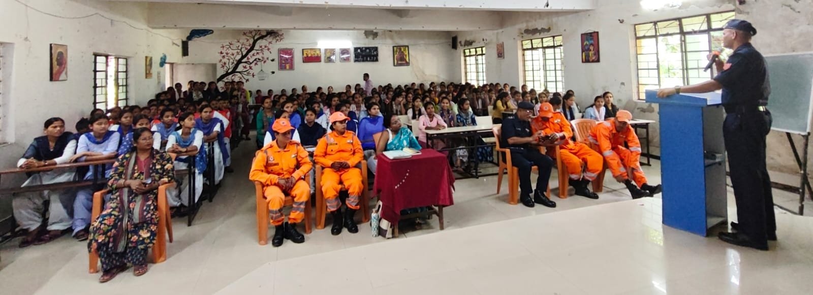 महिला कॉलेज चाईबासा में NDRF टीम द्वारा आपदा प्रबंधन एवं बचाव कार्य का प्रदर्शन