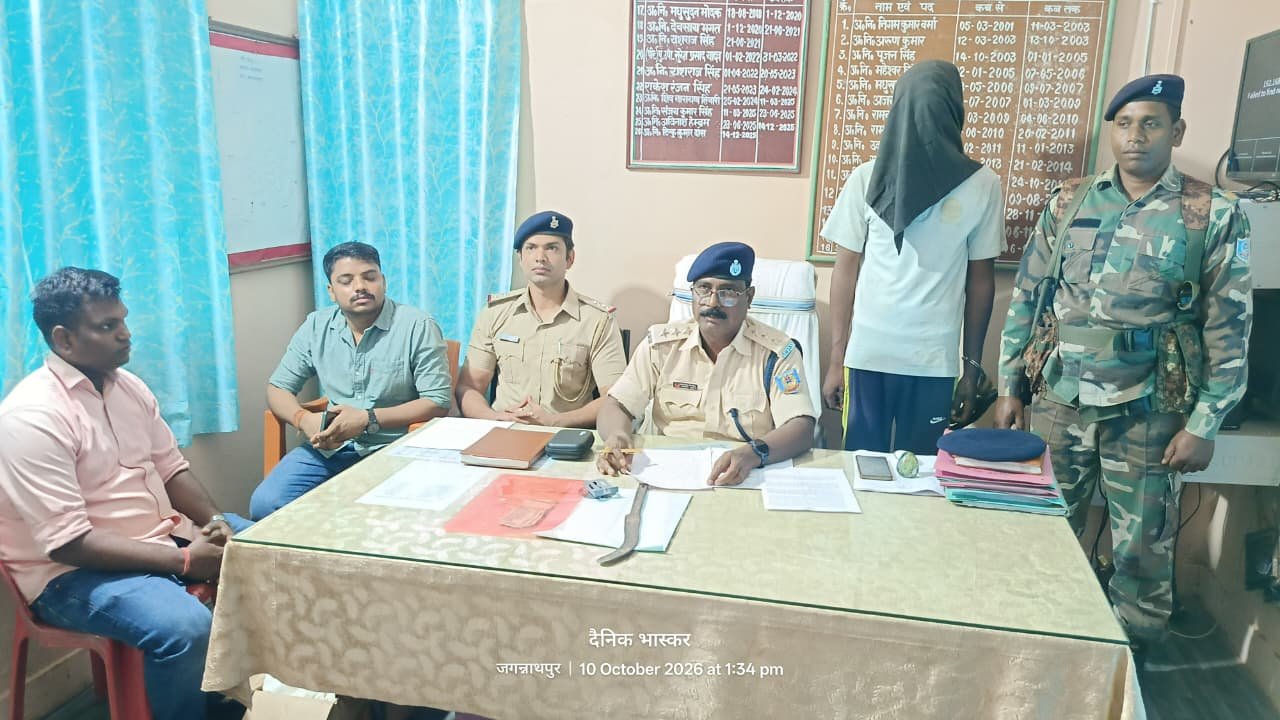पश्चिमी सिंहभूम में पुलिस की छापेमारी के दौरान बरामद हथियार और मोटरसाइकिल